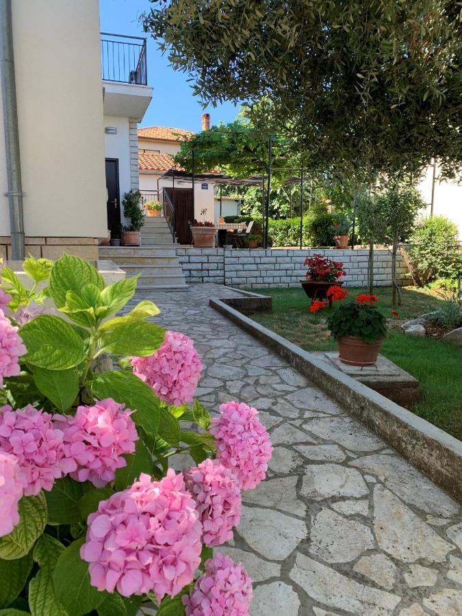 Holiday Home Dorina Pula Exterior photo