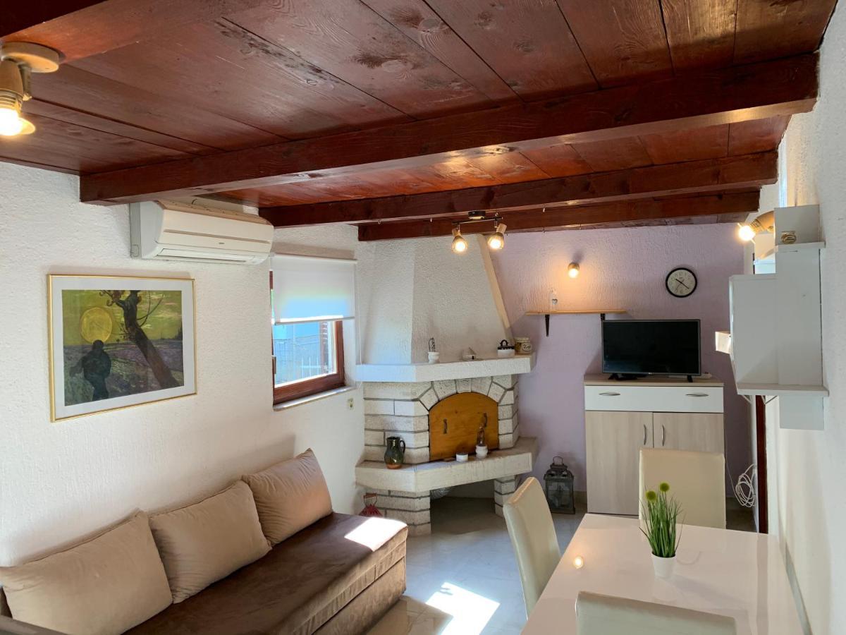 Holiday Home Dorina Pula Exterior photo